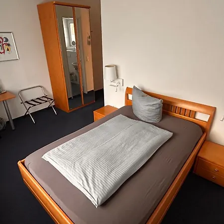 Gaestehaus Linden מלון 3*