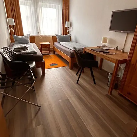 Gaestehaus Linden מלון 3*